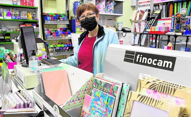 Imagen principal - Marisol Navarro regenta una papelería llamada El Parque / Juan Antonio Caballero y Chelo Polo conversan en la calle / La tienda de electrodomésticos de Francisco Sánchez tiene casi medio siglo de vida.