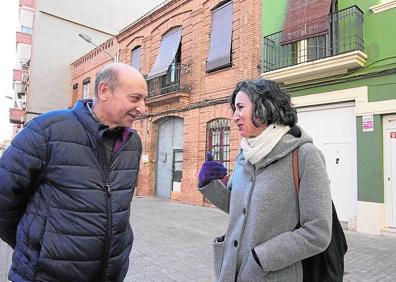 Imagen secundaria 1 - Marisol Navarro regenta una papelería llamada El Parque / Juan Antonio Caballero y Chelo Polo conversan en la calle / La tienda de electrodomésticos de Francisco Sánchez tiene casi medio siglo de vida.