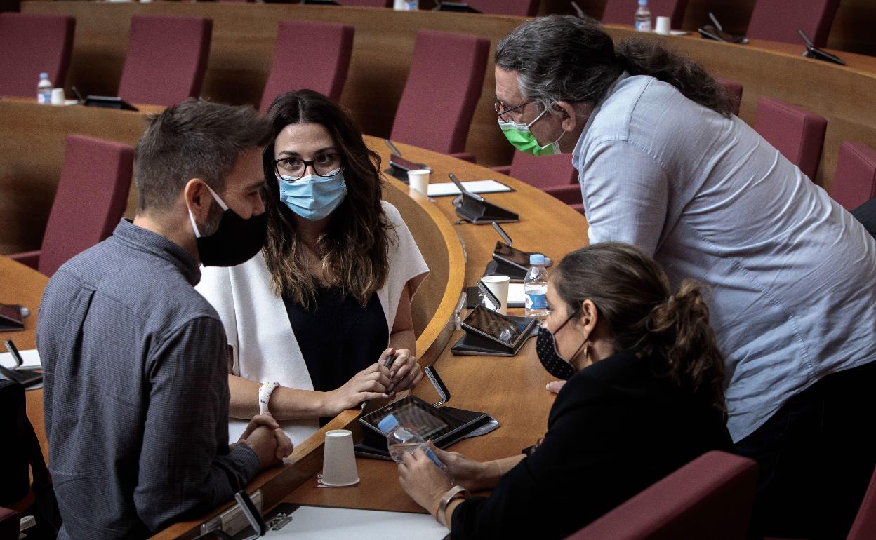 El síndic saliente, Fran Ferri, junto a Aitana Mas, Juan Ponce y Mònica Àlvaro.