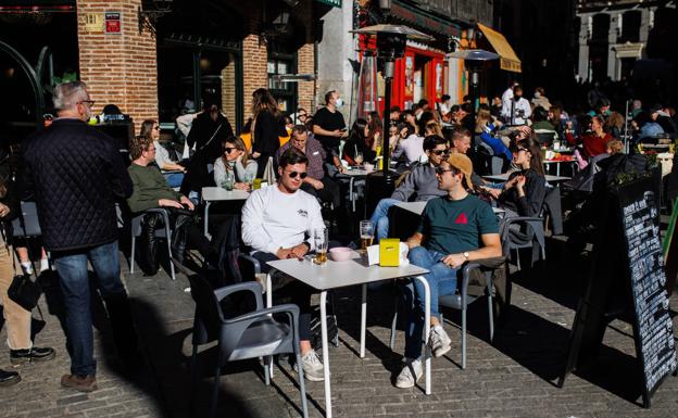 Aperitivo en una terraza de Madrid el pasado 31 de diciembre. 