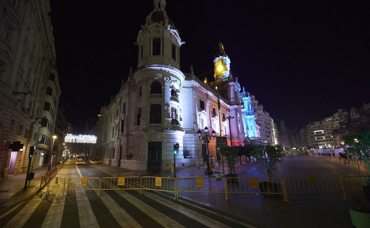 Vista nocturna de la plaza del Ayuntamiento, donde se produjo la agresión. 