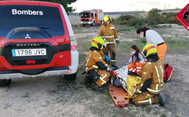 Rescate del camionero herido por parte de bomberos y sanitarios. 