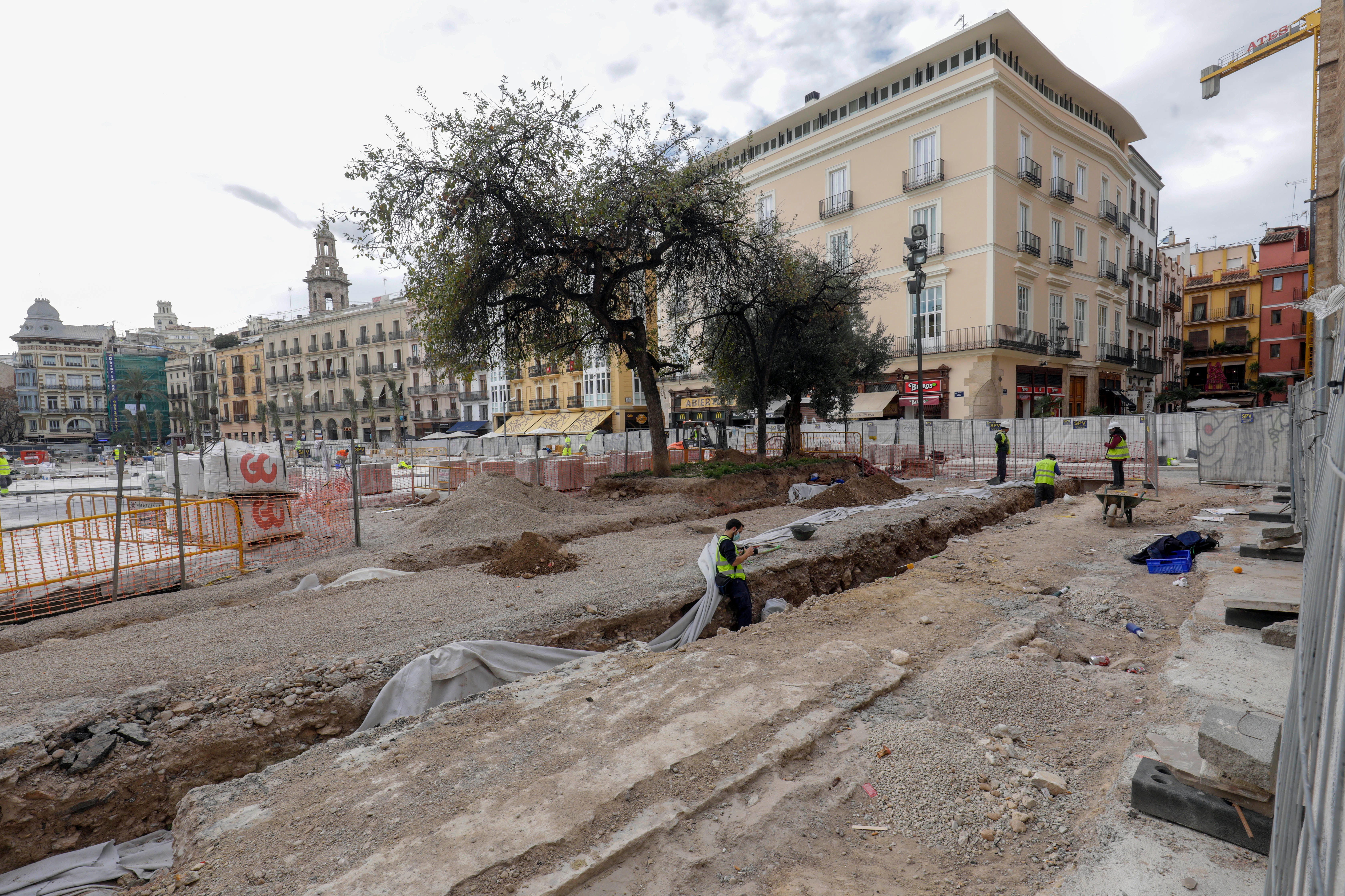 Fotos: Destapan la zanja para seguir con los trabajos de los restos arqueologicos en la plaza de la Reina de Valencia