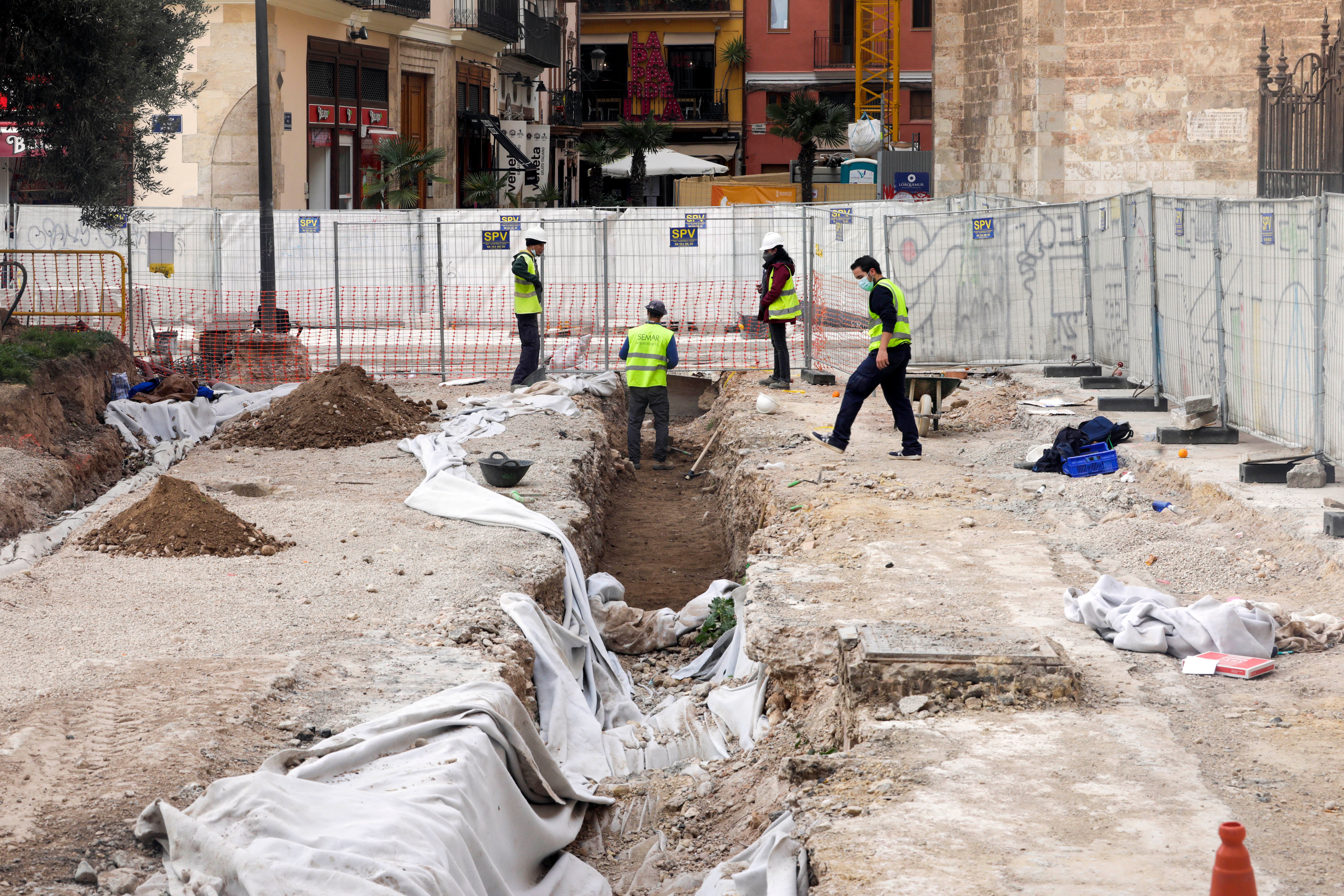 Fotos: Destapan la zanja para seguir con los trabajos de los restos arqueologicos en la plaza de la Reina de Valencia