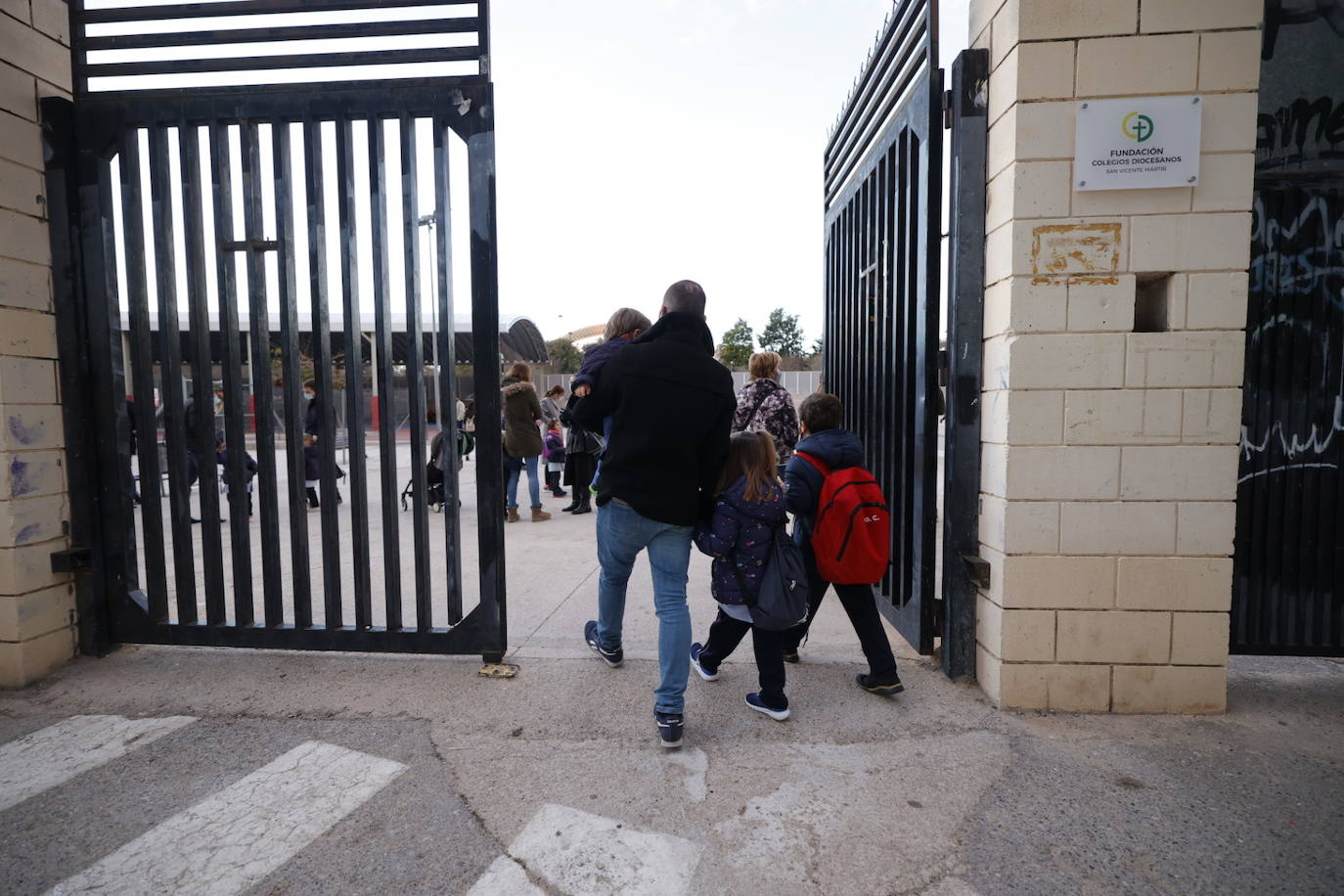 La vuelta al cole de los niños en Valencia tras las vacaciones navideñas se ha producido con normalidad y con un nuevo protocolo de actuación en caso de que se detecten contagios. 