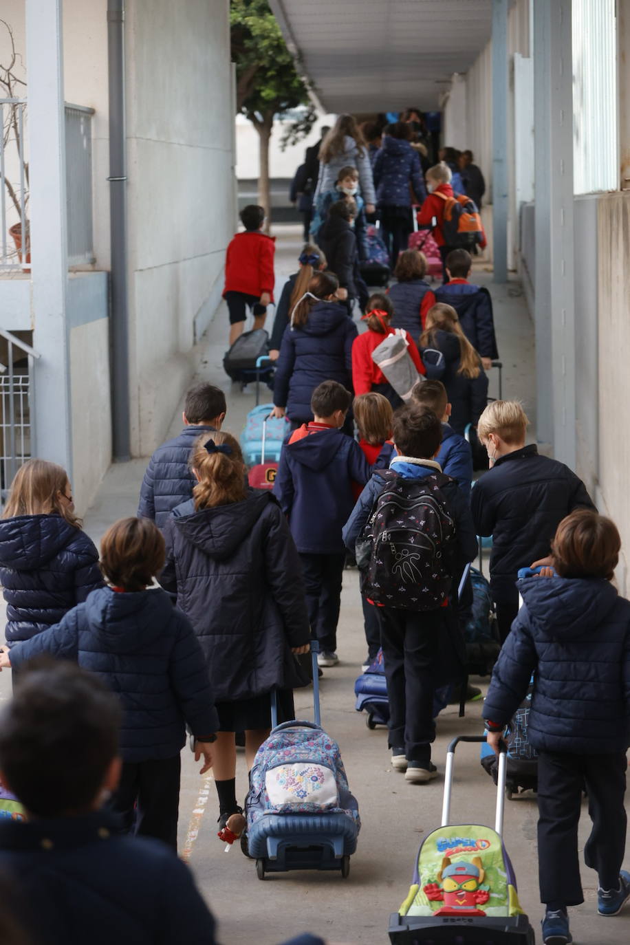 La vuelta al cole de los niños en Valencia tras las vacaciones navideñas se ha producido con normalidad y con un nuevo protocolo de actuación en caso de que se detecten contagios. 