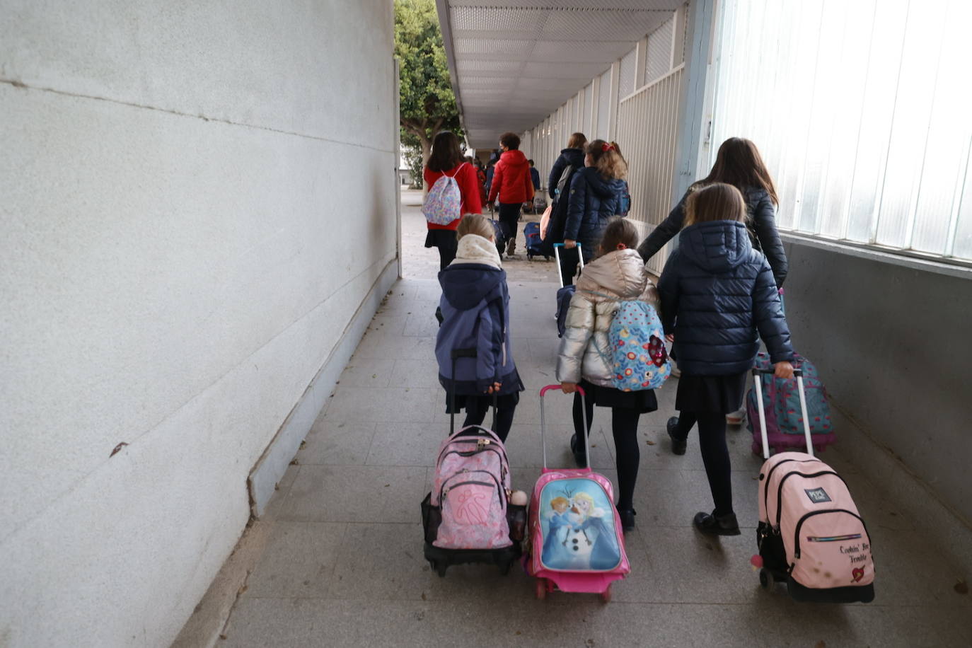 La vuelta al cole de los niños en Valencia tras las vacaciones navideñas se ha producido con normalidad y con un nuevo protocolo de actuación en caso de que se detecten contagios. 