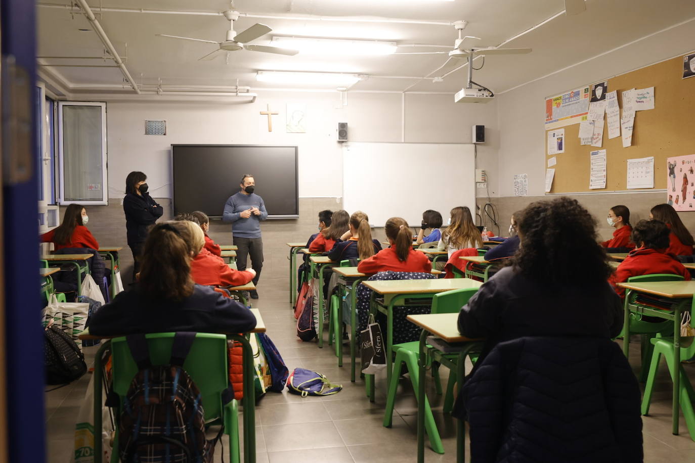 La vuelta al cole de los niños en Valencia tras las vacaciones navideñas se ha producido con normalidad y con un nuevo protocolo de actuación en caso de que se detecten contagios. 