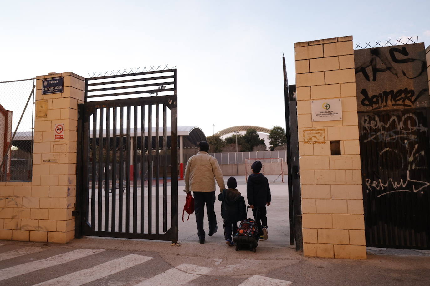 La vuelta al cole de los niños en Valencia tras las vacaciones navideñas se ha producido con normalidad y con un nuevo protocolo de actuación en caso de que se detecten contagios. 