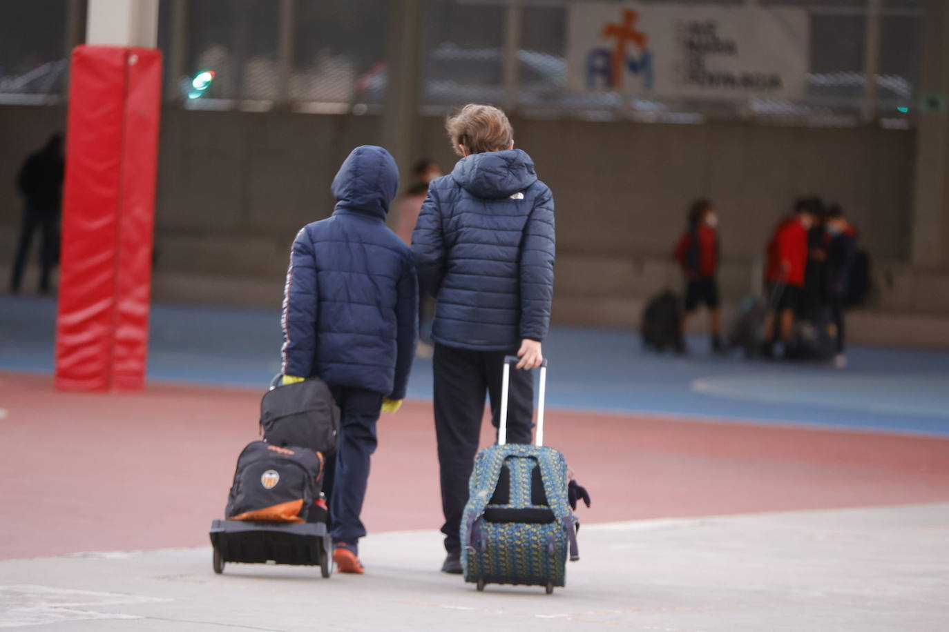 La vuelta al cole de los niños en Valencia tras las vacaciones navideñas se ha producido con normalidad y con un nuevo protocolo de actuación en caso de que se detecten contagios. 