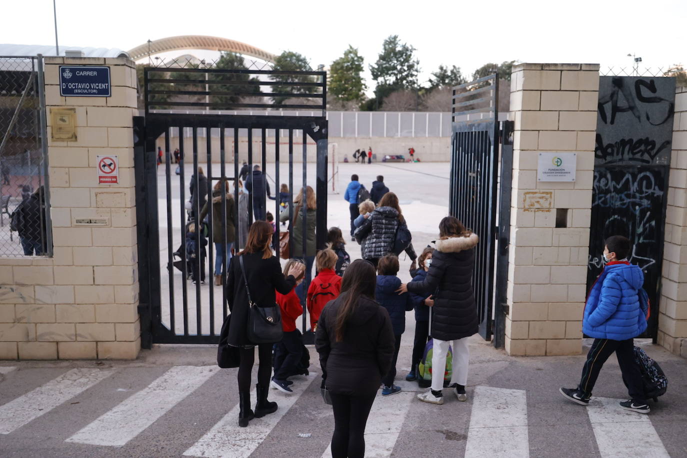 La vuelta al cole de los niños en Valencia tras las vacaciones navideñas se ha producido con normalidad y con un nuevo protocolo de actuación en caso de que se detecten contagios. 