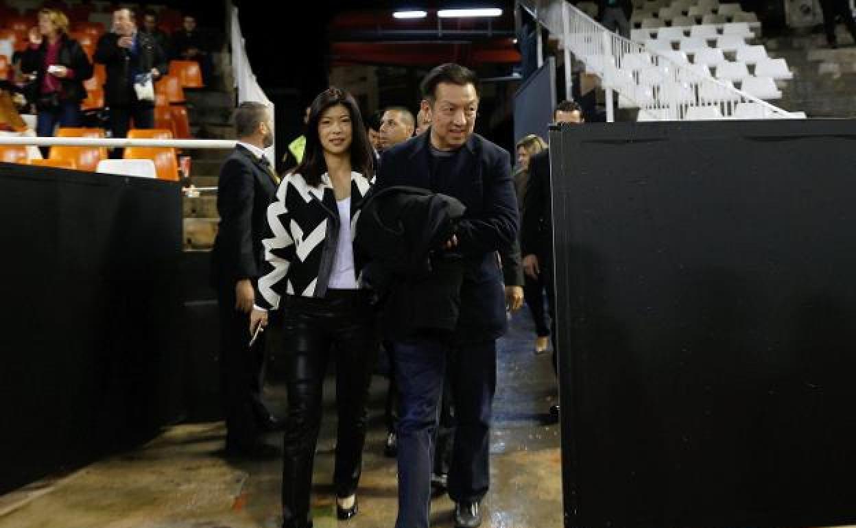 Peter Lim, en una de sus visitas a Mestalla en 2014 antes de ratificarse su entrada como máximo accionista del Valencia