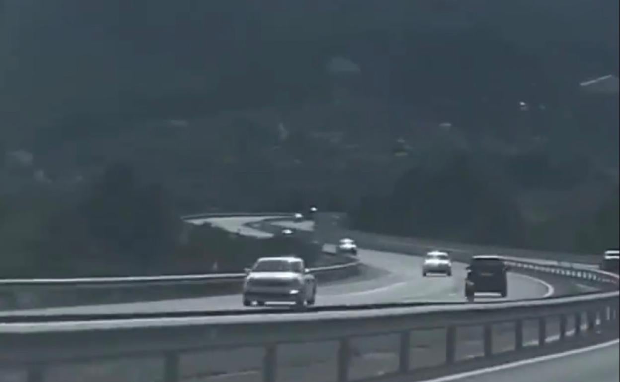 Imagen del vehículo circulando en sentido contario