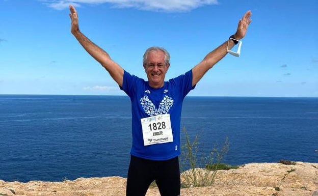 El doctor Luis Ángel Navarro tras acabar el Medio Maratón de Formentera. 