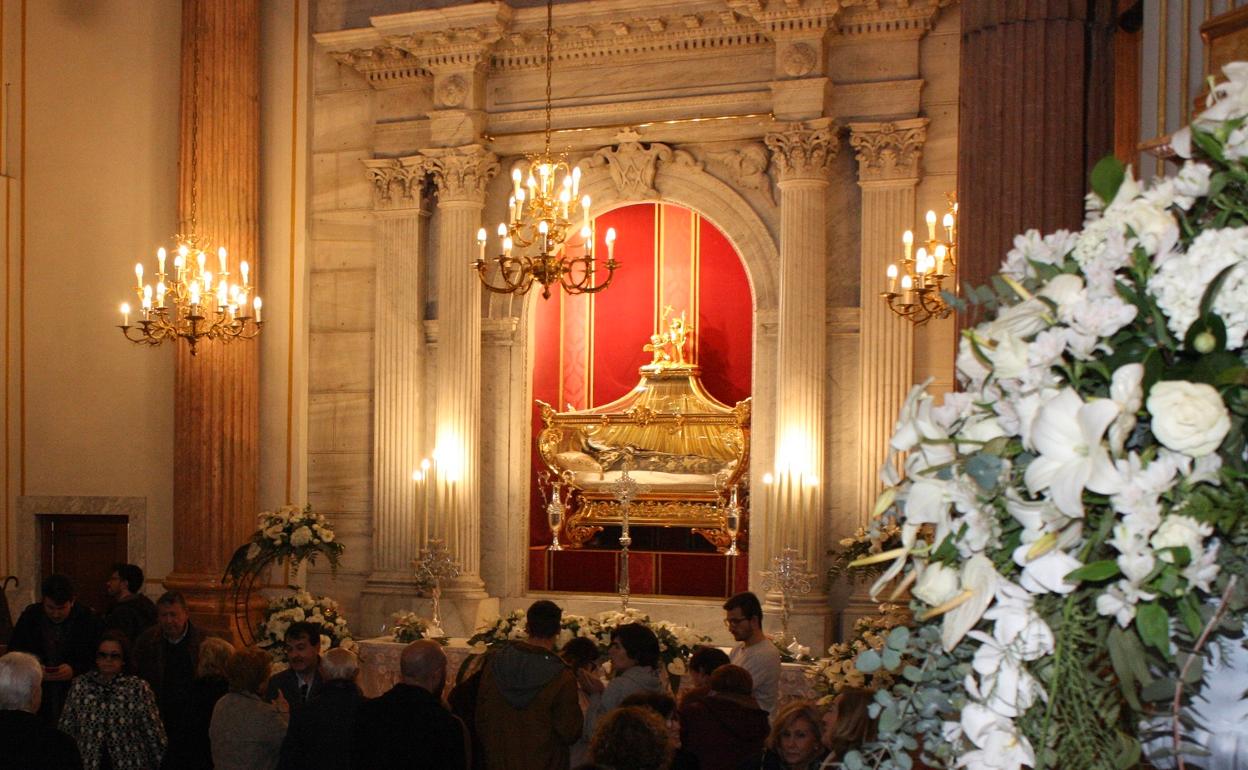 Altar de la Beata Inés, muy venerada no solo en Benigànim, sino en toda la provincia. 