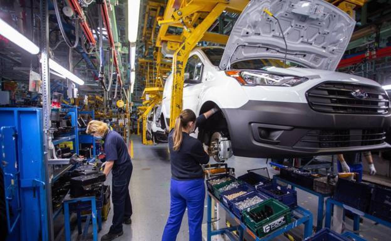 Trabajadoras en la planta de Ford en Almussafes.