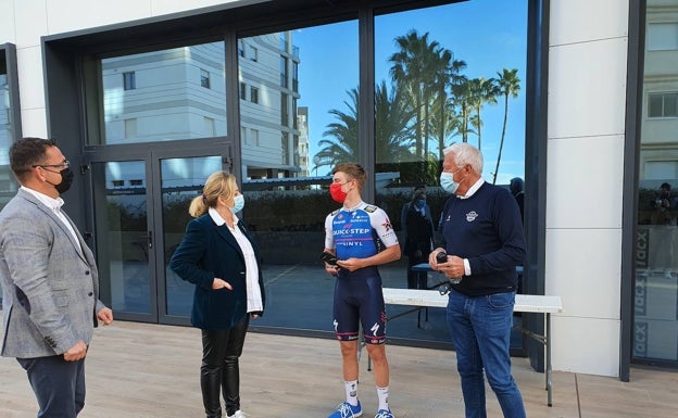 Ana Sala con Remco Evenepoel y Patrick Lefevere. 