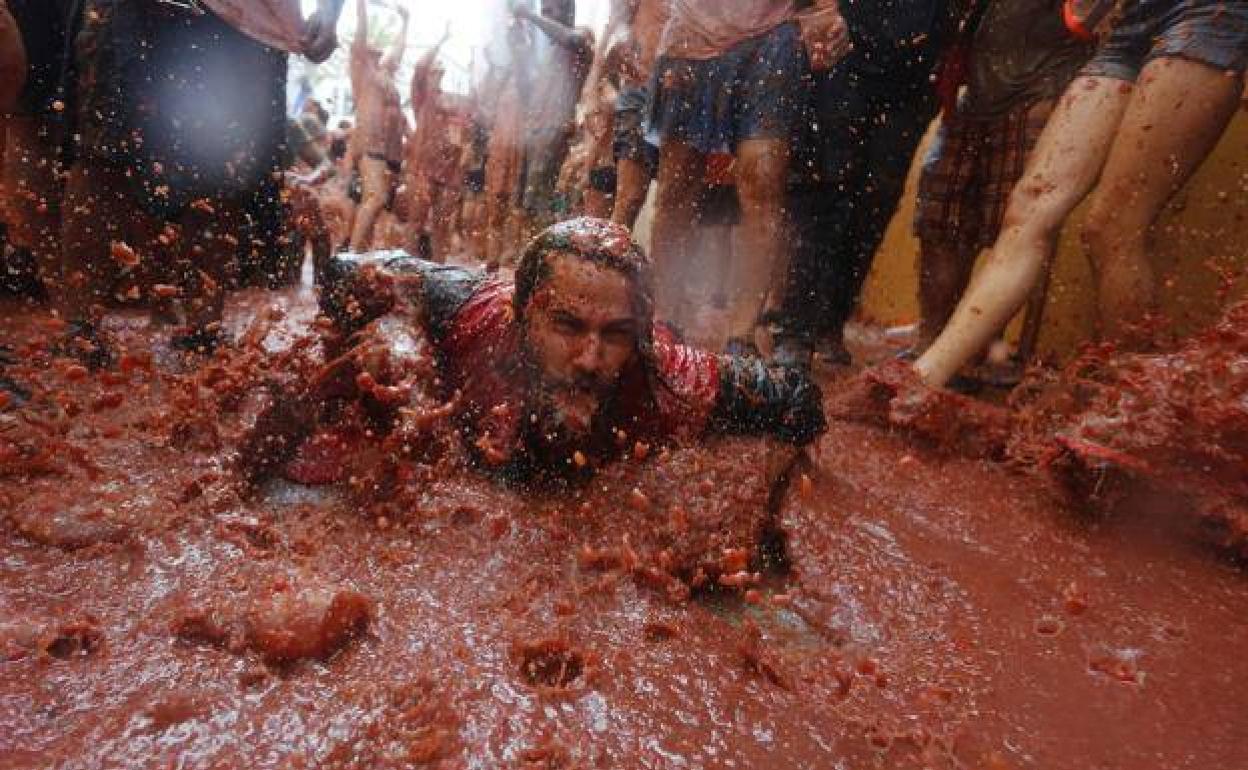 Una edición anterior de la tomatina. 