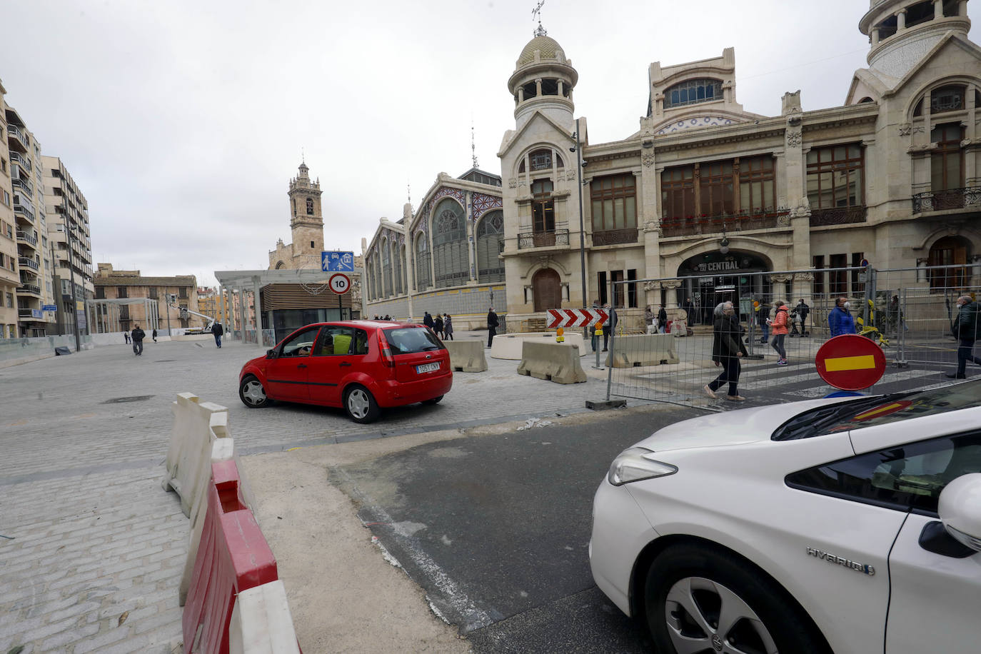 Fotos: La plaza de Brujas de Valencia se reabre al tráfico