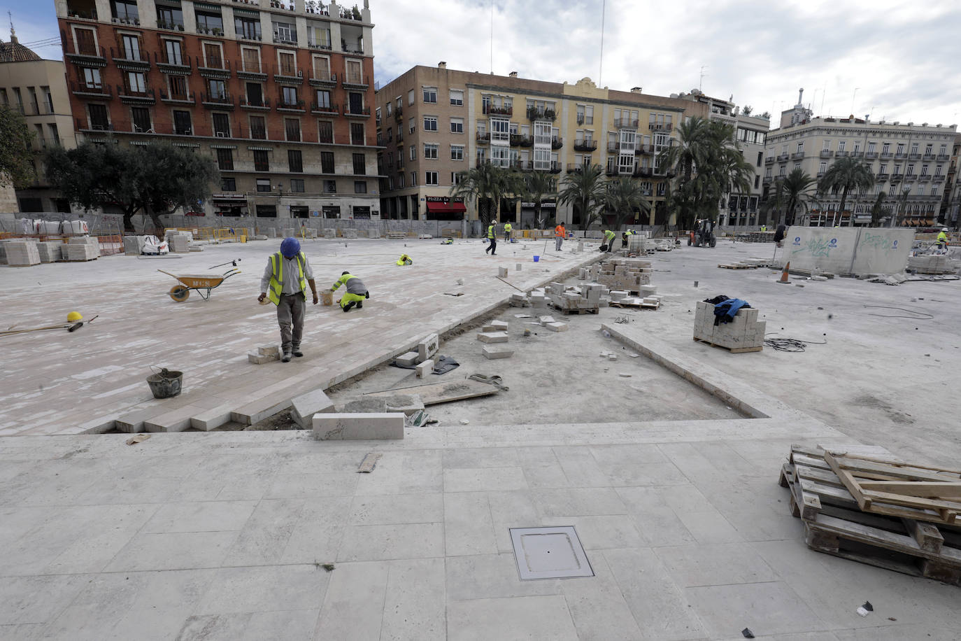 Fotos: Destapan la zanja para seguir con los trabajos de los restos arqueologicos en la plaza de la Reina de Valencia