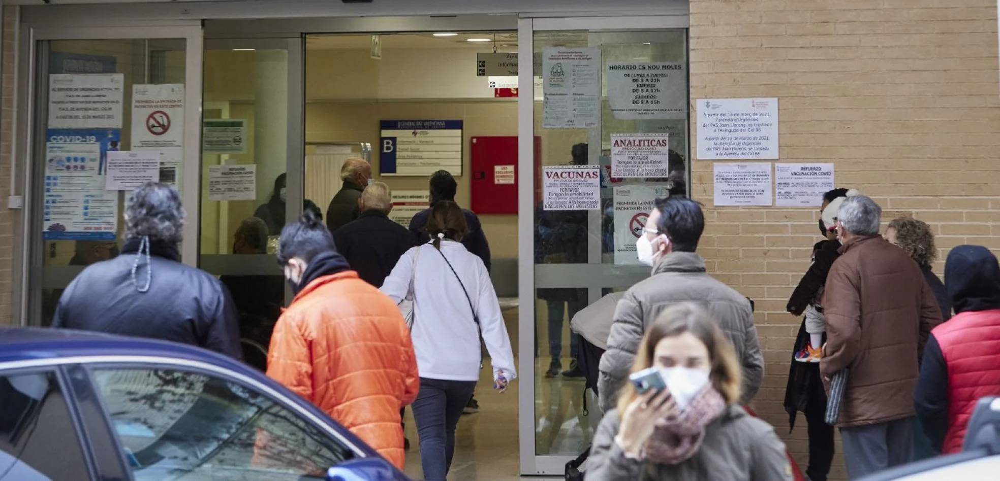 Las colas. Esperas y colas a las puertas del centro de salud de Nou Moles, en Valencia. El personal sanitario está desbordado.