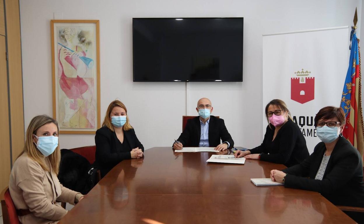 La firma del convenio con las Asociación de Comerciantes de Alaquàs. 