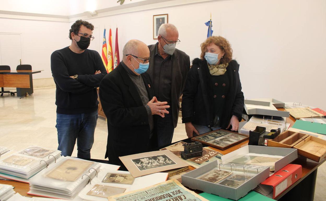 Cardona muestra las imágenes al alcalde, a la archivera municipal y el edil de Cultura. 