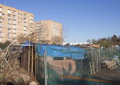 Imagen secundaria 1 - Vallas realizadas con somieres, caseta hecha con lonas y maderas y final del ramal l'Alagret. 