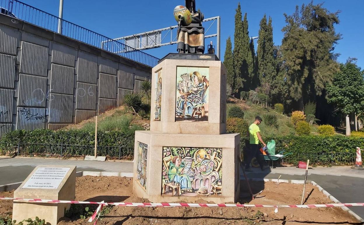 Las obras para reparar el jardín que rodea al monumento. 