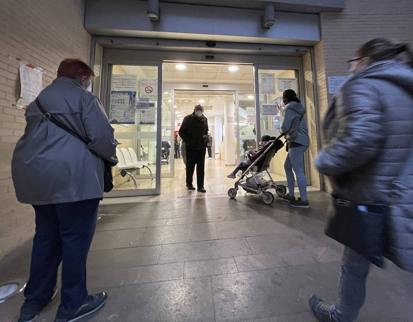 Esperas y colas a las puertas del centro de salud de Nou Moles, en Valencia. El personal sanitario está desbordado y la presión asistencial en la atención primaria crece con el nuevo protocolo frente al Covid.