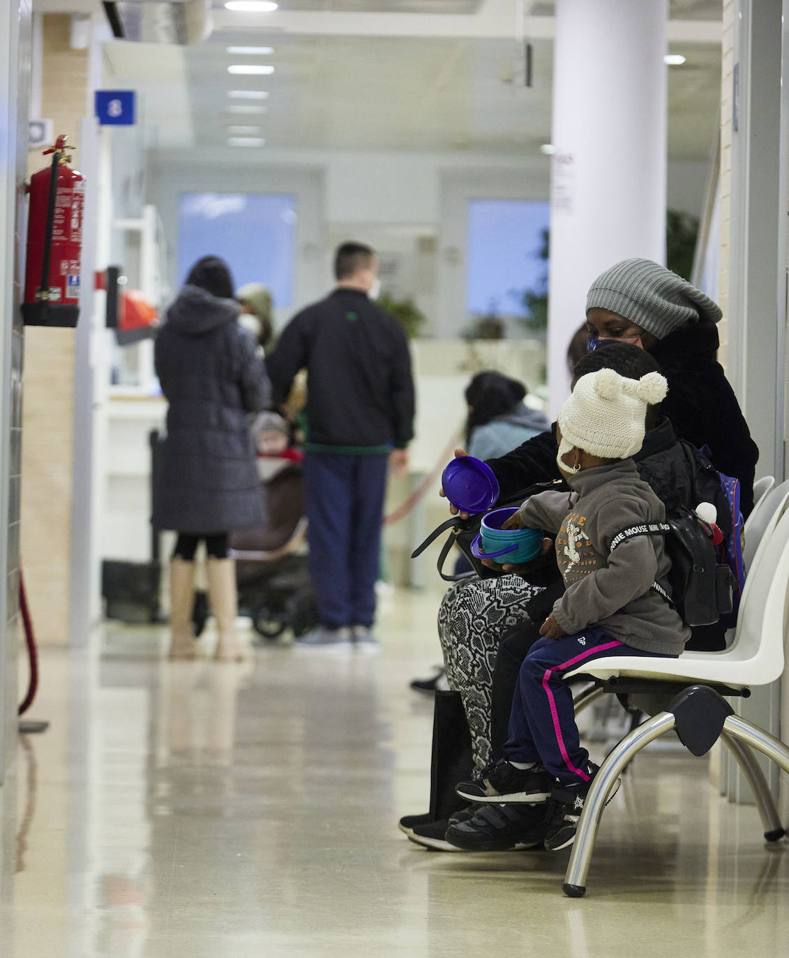 Esperas y colas a las puertas del centro de salud de Nou Moles, en Valencia. El personal sanitario está desbordado y la presión asistencial en la atención primaria crece con el nuevo protocolo frente al Covid.