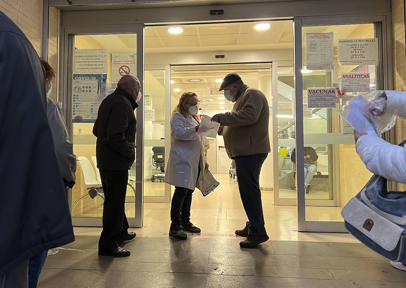 Esperas y colas a las puertas del centro de salud de Nou Moles, en Valencia. El personal sanitario está desbordado y la presión asistencial en la atención primaria crece con el nuevo protocolo frente al Covid.