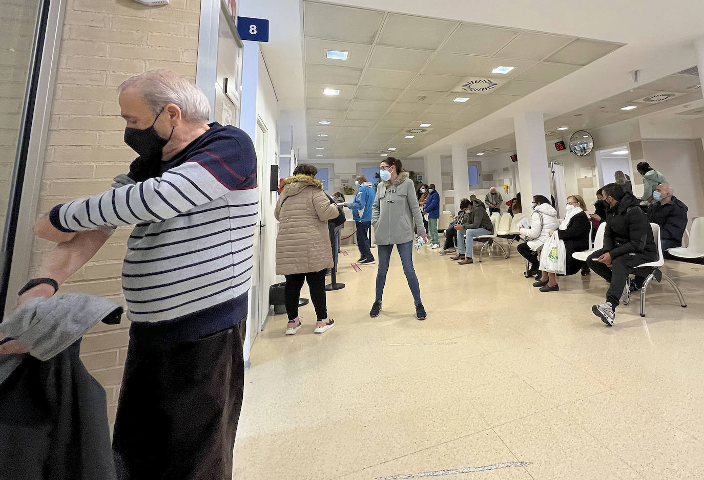 Esperas y colas a las puertas del centro de salud de Nou Moles, en Valencia. El personal sanitario está desbordado y la presión asistencial en la atención primaria crece con el nuevo protocolo frente al Covid.