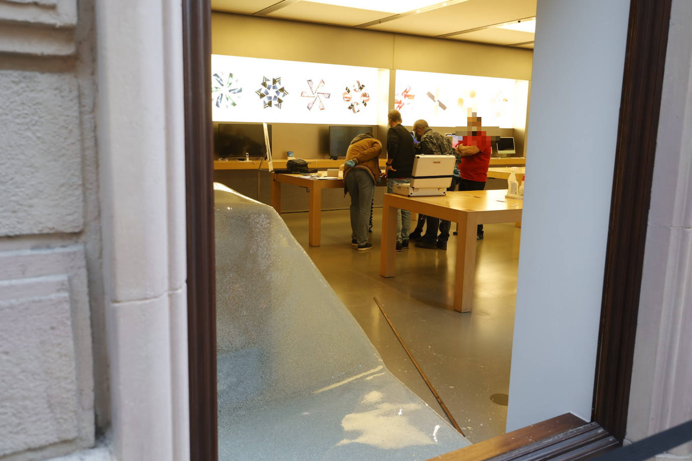 Fotos: Así ha quedado la tienda Apple en el centro de Valencia tras el atraco