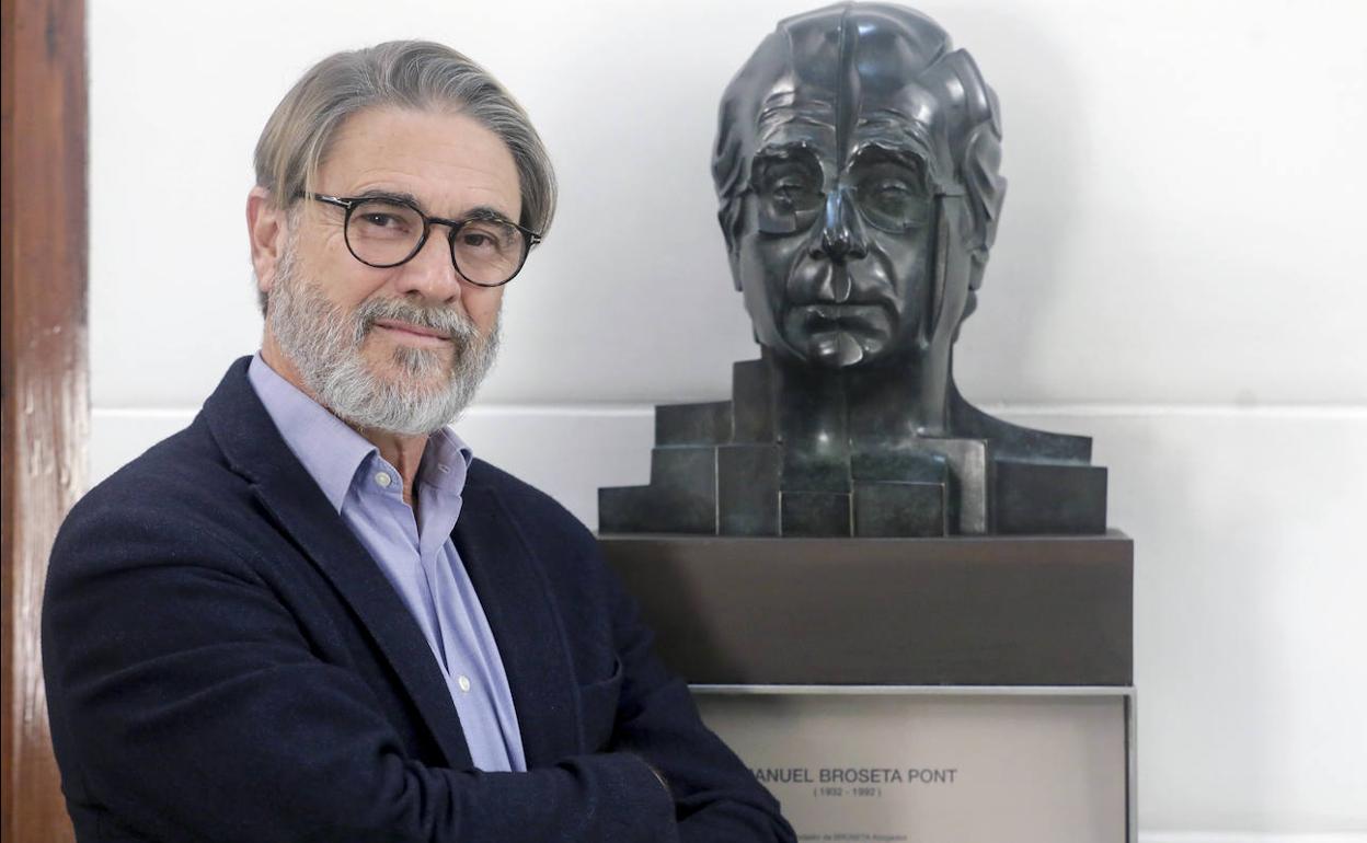 Pablo Broseta posa junto al busto de su padre, diseñado por Nassio Bayarri. 