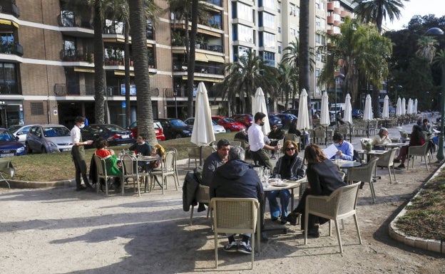 Imagen principal - Arriba, terraza del restaurante. Abajo, arroz al horno en paella y almejas de carril a la marinera.