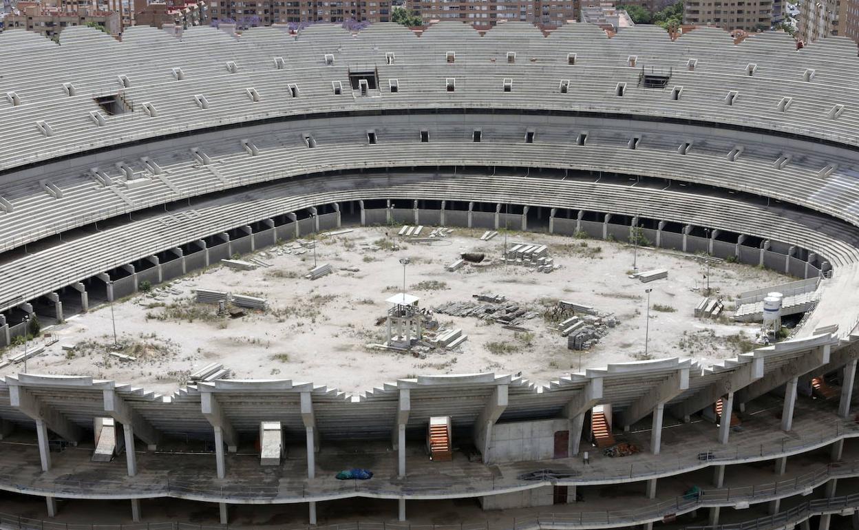 Aspecto de las obras del nuevo estadio paradas desde 2009. 