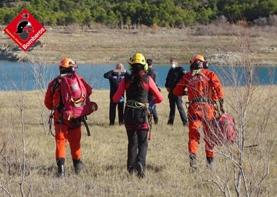 Imagen secundaria 1 - La Vila Joiosa: Accidente helicóptero en el Amadorio | Dos heridos tras estrellarse un helicóptero en el pantano del Amadorio