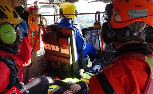 Imagen principal - La Vila Joiosa: Accidente helicóptero en el Amadorio | Dos heridos tras estrellarse un helicóptero en el pantano del Amadorio