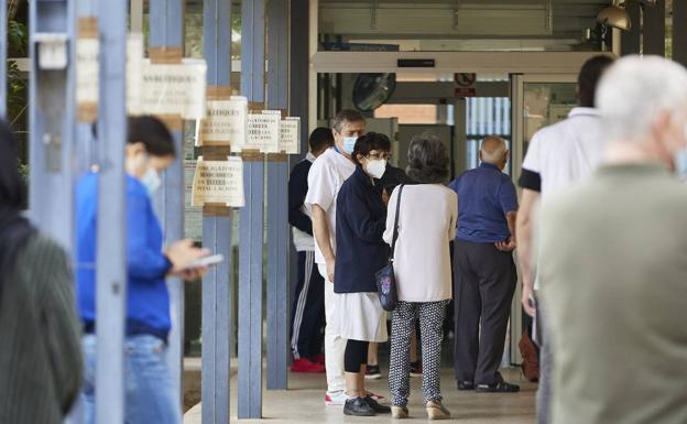 Sanitarios critican a la conselleria por «ocultar» la falta de personal en los departamentos