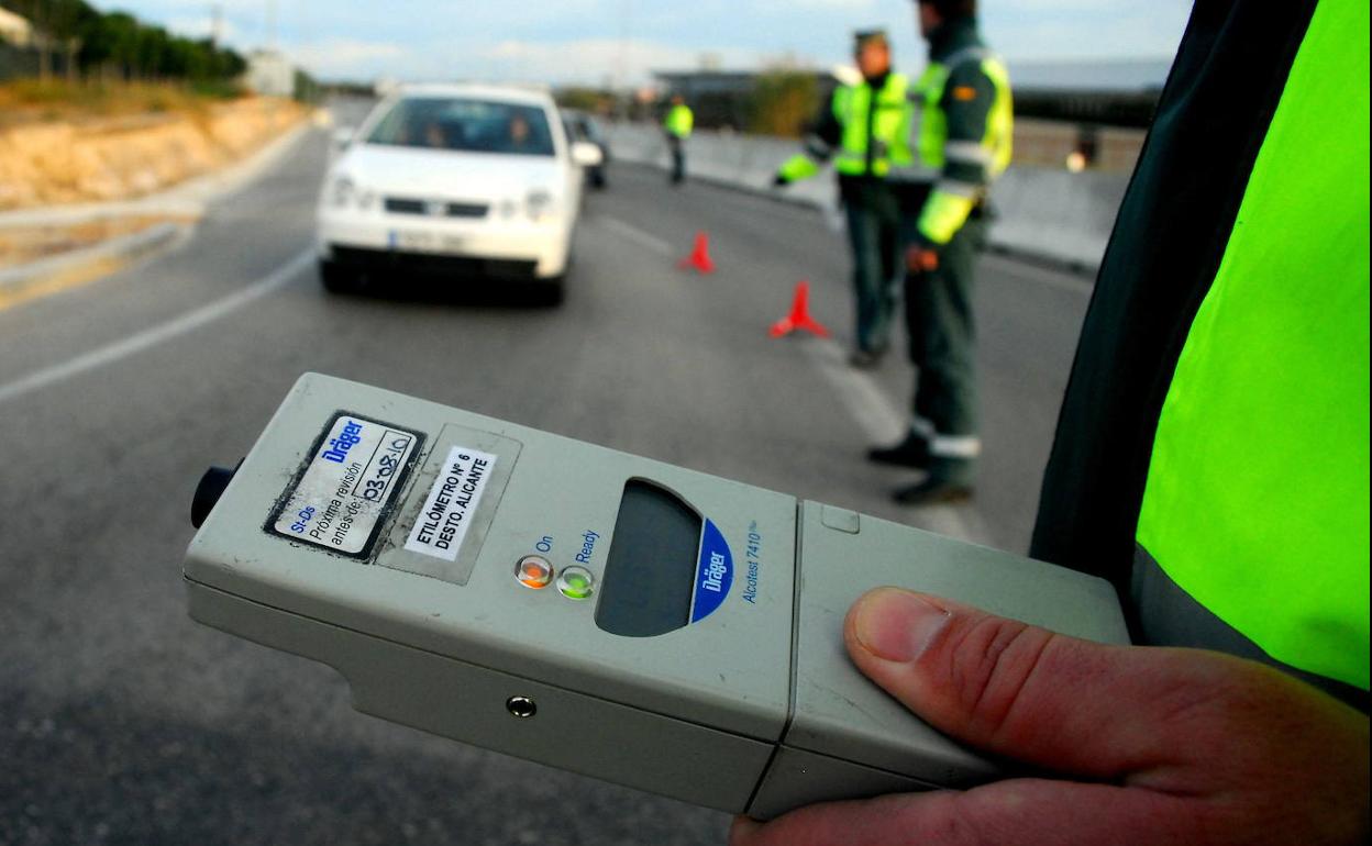 Control de alcoholemia de la Guardia Civil en Alicante. 