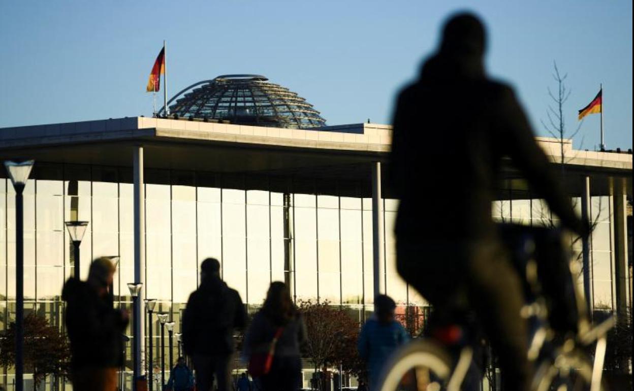 Varios viandantes pasean por Berlín.