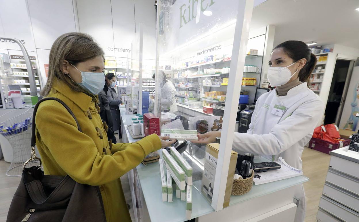 Una farmacia de Valencia que vende test de antígenos. 