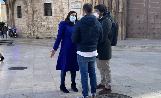 La concejal socialista Elisa Valía y el edil de Compromís, Alejandro Ramón, debatiendo sobre las obras en la cequia de Mestalla. 