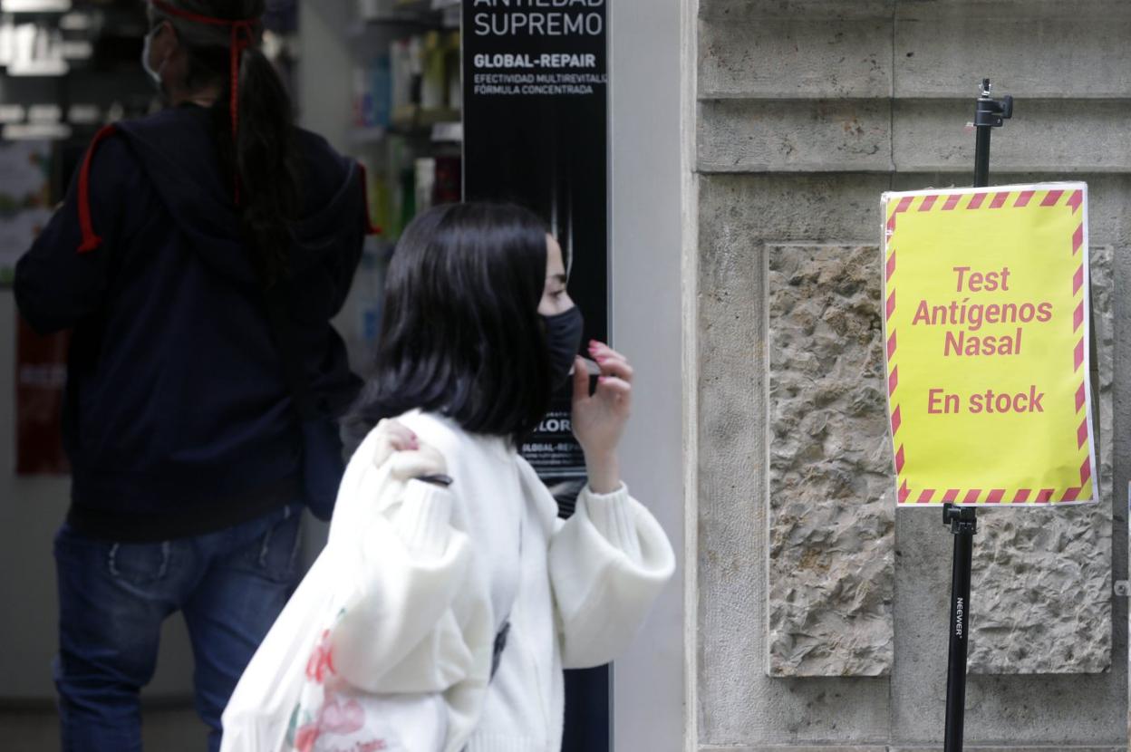 Una farmacia anuncia la venta de test de antígenos. irene marsilla