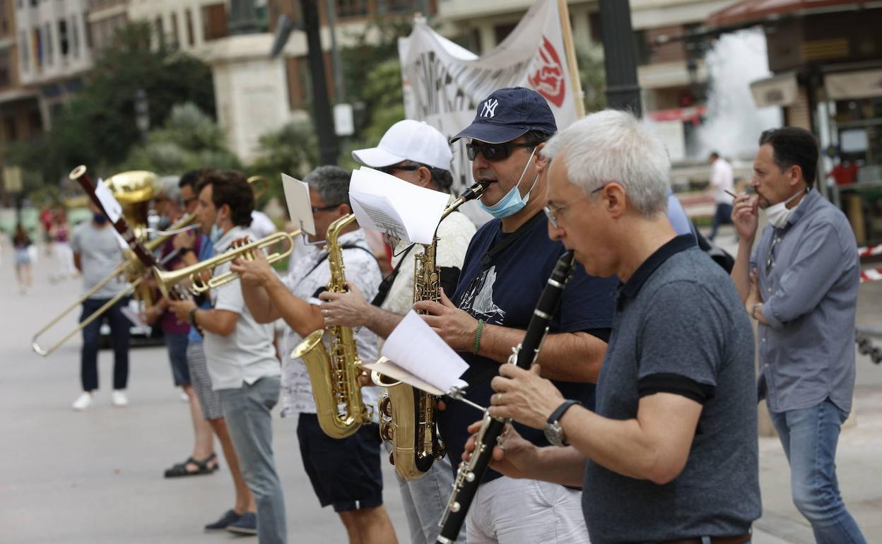 Una de las protestas de la banda ante el Ayuntamiento. 