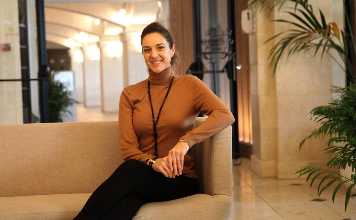 La cantante Teresa Albero, en los salones del hotel Marriott La Sella de Dénia.  