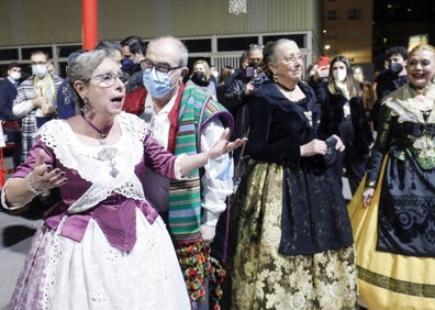 Imagen secundaria 1 - Carmen Martín junto al vicealcalde, Sergi Campillo, y el edil Carlos Galiana; cant d'estil y la corte junto a Carmen. 