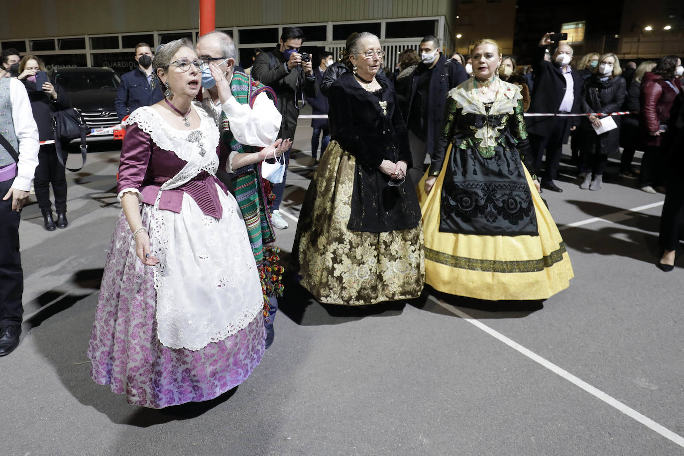 Las comisiones falleras de Valencia se han puesto este viernes a prueba con el primer gran acto que les ha reunido en la sala La Plazeta para celebrar la gala de la Cultura en la que se entregan los premios a las fallas participantes en el concurso amateur de teatro único en todo el mundo.