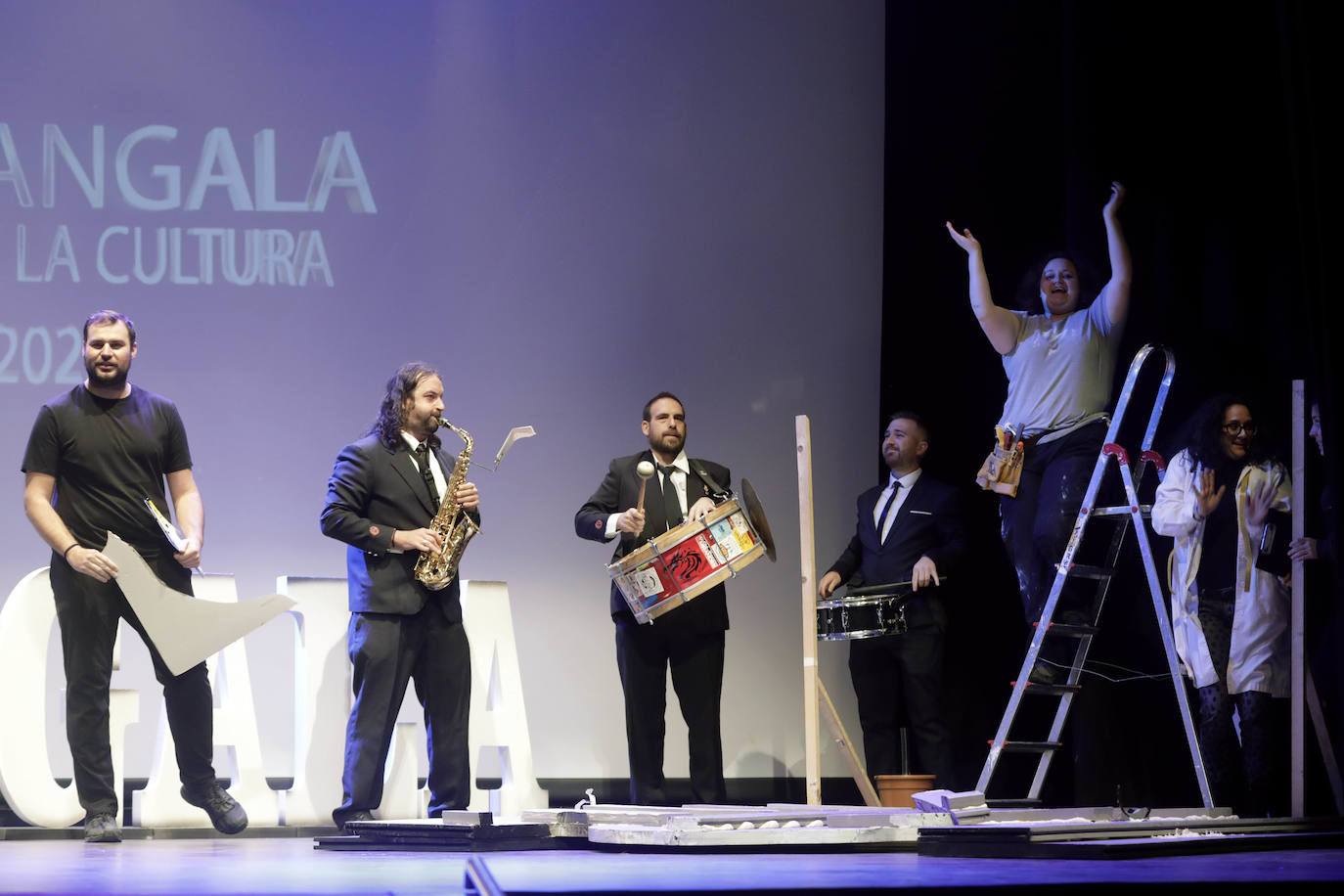 Las comisiones falleras de Valencia se han puesto este viernes a prueba con el primer gran acto que les ha reunido en la sala La Plazeta para celebrar la gala de la Cultura en la que se entregan los premios a las fallas participantes en el concurso amateur de teatro único en todo el mundo.